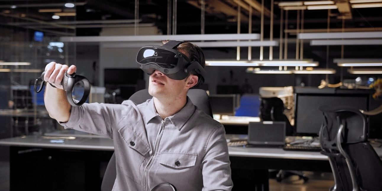 HTC Vive Focus Vision ärikasutus — VR koolitus kontori ettevõttes virtuaalselt.